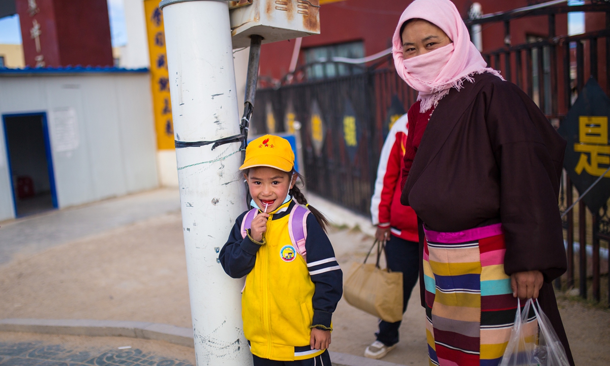 A student and her mother leave school after class in Baingoin county, Nagqu, Southwest China's Xizang Autonomous Region, on October 13, 2023.Photo: Shan Jie/GT