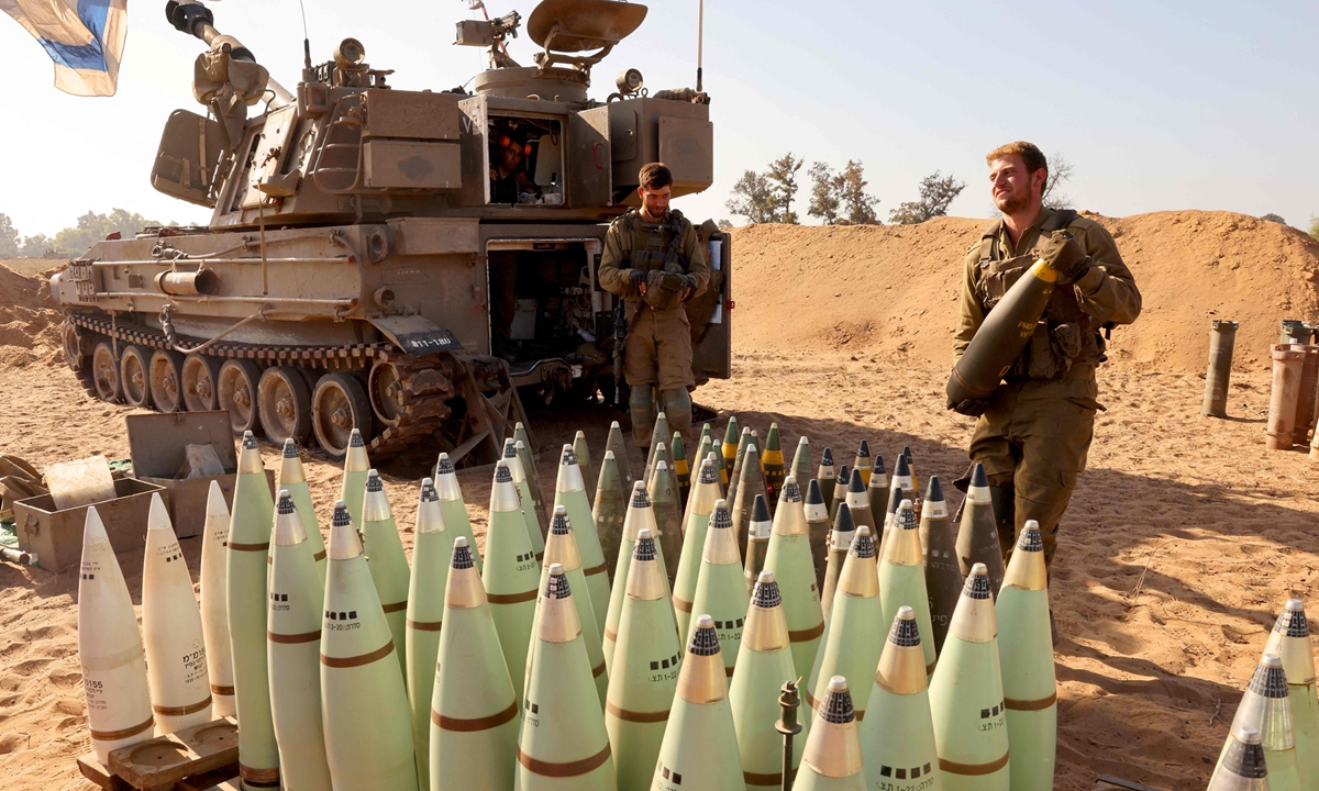 An Israeli soldier arranges artillery shells near the border with the Gaza Strip in southern Israel, on November 6, 2023. Photo: VCG
