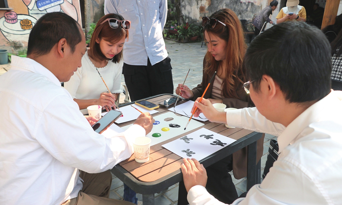 Diplomats learn painting in the Yudong villege in the Kecheng district of Quzhou, Zhejiang, on October 28, 2023. Photo: Courtesy of Quzhou government