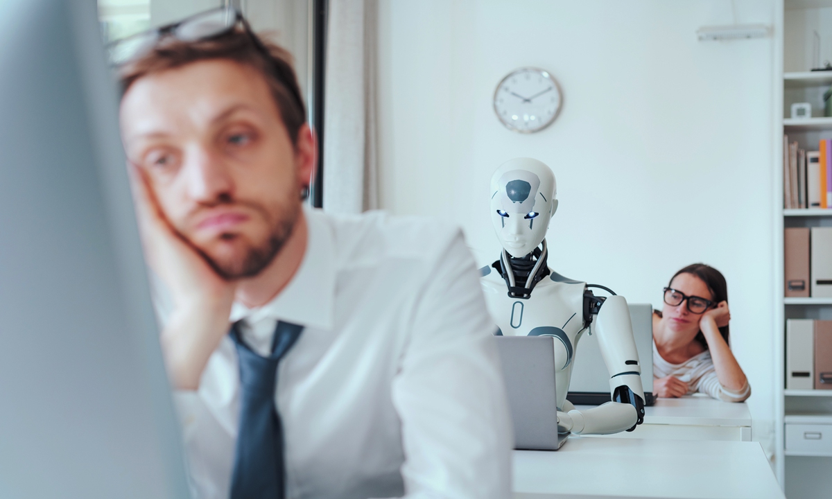 Bored businessmen and AI robot Photo: VCG