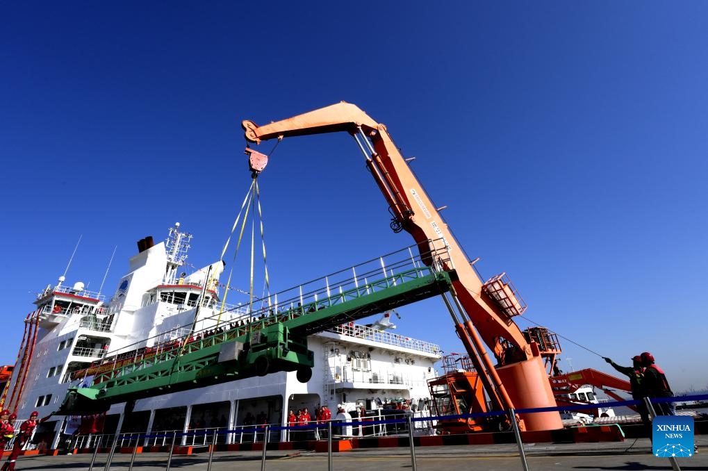 Staff members prepare the gangway ladder of research icebreaker Xuelong 2 at a base dock in Shanghai, east China, Nov. 1, 2023. China's 40th Antarctic scientific expedition team set sail on Wednesday morning, starting a mission expected to last over five months. This is the first time China's Antarctic scientific research mission will be carried out by three ships.(Photo: Xinhua)