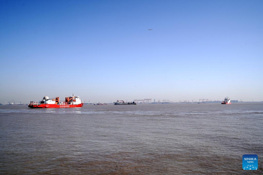 Research icebreakers Xuelong and Xuelong 2 set off from a base dock in Shanghai, east China, Nov. 1, 2023. China's 40th Antarctic scientific expedition team set sail on Wednesday morning, starting a mission expected to last over five months. This is the first time China's Antarctic scientific research mission will be carried out by three ships.(Photo: Xinhua)