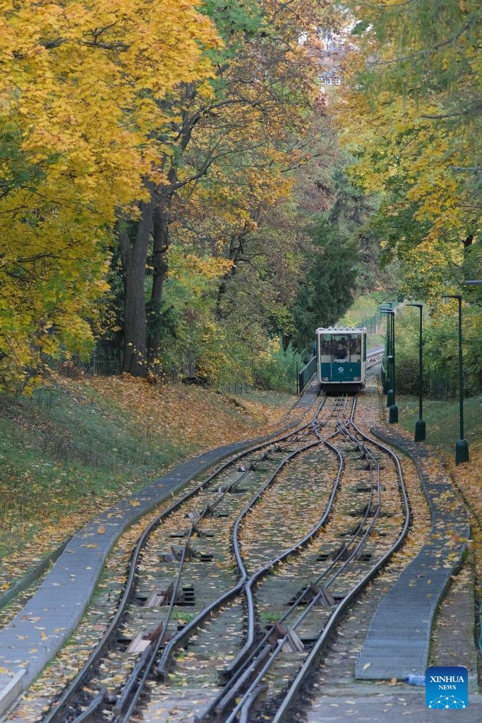 This photo taken on Nov. 1, 2023 shows a funicular car on the Petrin hill in Prague, the Czech Republic.(Photo: Xinhua)
