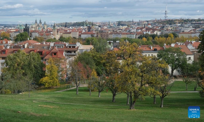 This photo taken on Nov. 1, 2023 shows an autumn scenery at the foot of the Petrin hill in Prague, the Czech Republic.(Photo: Xinhua)