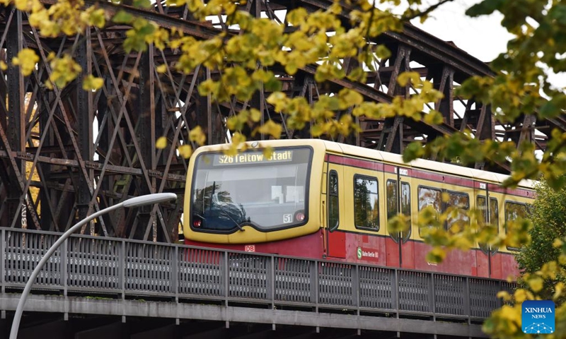 A train runs among autumn leaves in the urban area of Berlin, Germany, Nov. 2, 2023. (Photo:Xinhua)