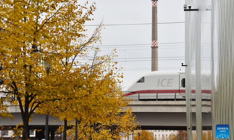 A train runs among autumn leaves in the urban area of Berlin, Germany, Nov. 2, 2023. (Photo:Xinhua)