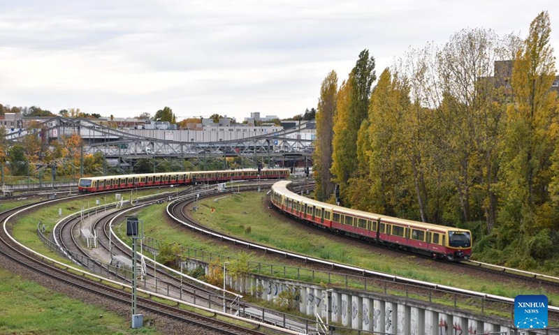 A train runs among autumn leaves in the urban area of Berlin, Germany, Nov. 2, 2023. (Photo:Xinhua)