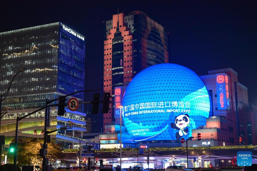 This photo taken on Nov. 3, 2023 shows an electronic poster of the 6th China International Import Expo (CIIE) in Xuhui District of Shanghai, east China. The 6th CIIE is scheduled to be held in Shanghai from Nov. 5 to 10. The expo showcases China's new development paradigm, a platform for high-standard opening up, and a public good for the whole world. (Photo: Xinhua)