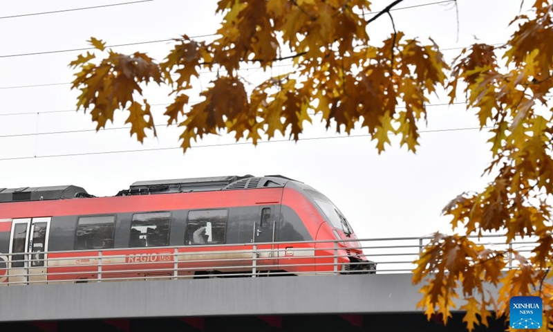 A train runs among autumn leaves in the urban area of Berlin, Germany, Nov. 2, 2023. (Photo:Xinhua)