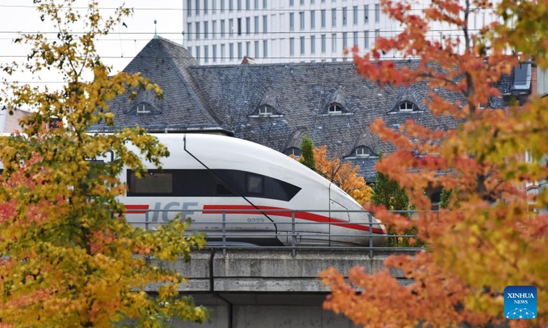 A train runs among autumn leaves in the urban area of Berlin, Germany, Nov. 2, 2023. (Photo:Xinhua)