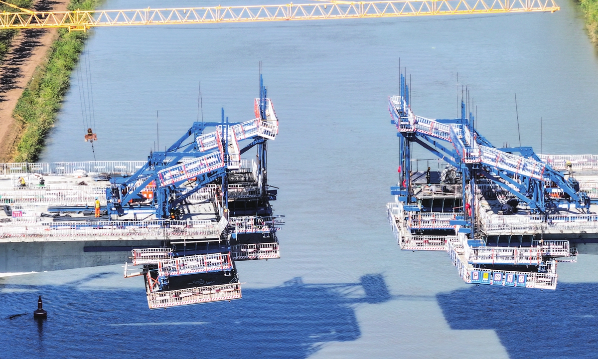 Workers build a bridge across the Guanyun section of the Lianyungang-Suqian expressway in East China's Jiangsu Province on November 6, 2023. China's infrastructure construction is accelerating, an indication that the central government aspires to do whatever is in its capacity to accelerate economic growth.  Photo: cnsphoto