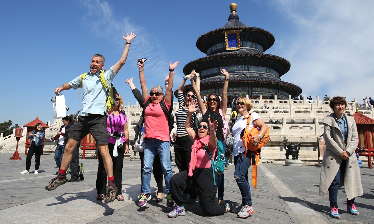 Les touristes étrangers s’amusent à Tiantan, un site classé au patrimoine mondial de l’UNESCO construit en 1420, à Pékin. Crédit photo : VCG