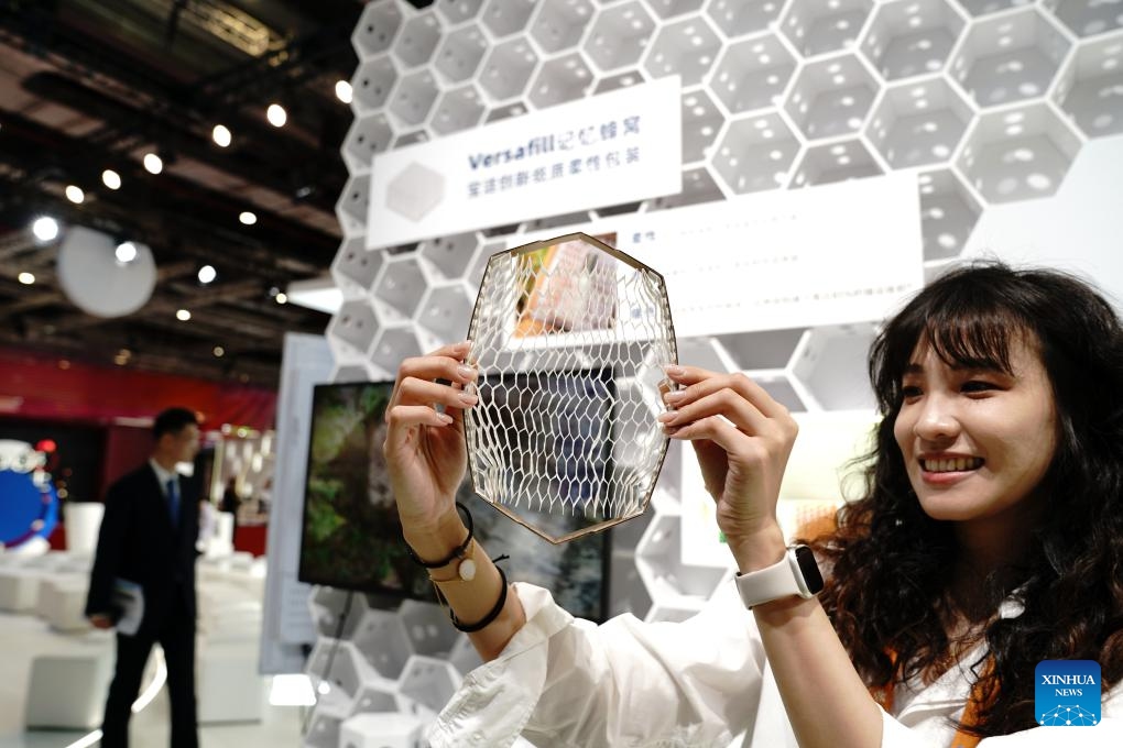 An exhibitor introduces P&G's Versafill product at the 6th China International Import Expo (CIIE) in east China's Shanghai, Nov. 5, 2023. The 6th China International Import Expo kicked off here on Sunday, with many cutting-edge technologies and new products making their debuts at the event.(Photo: Xinhua)