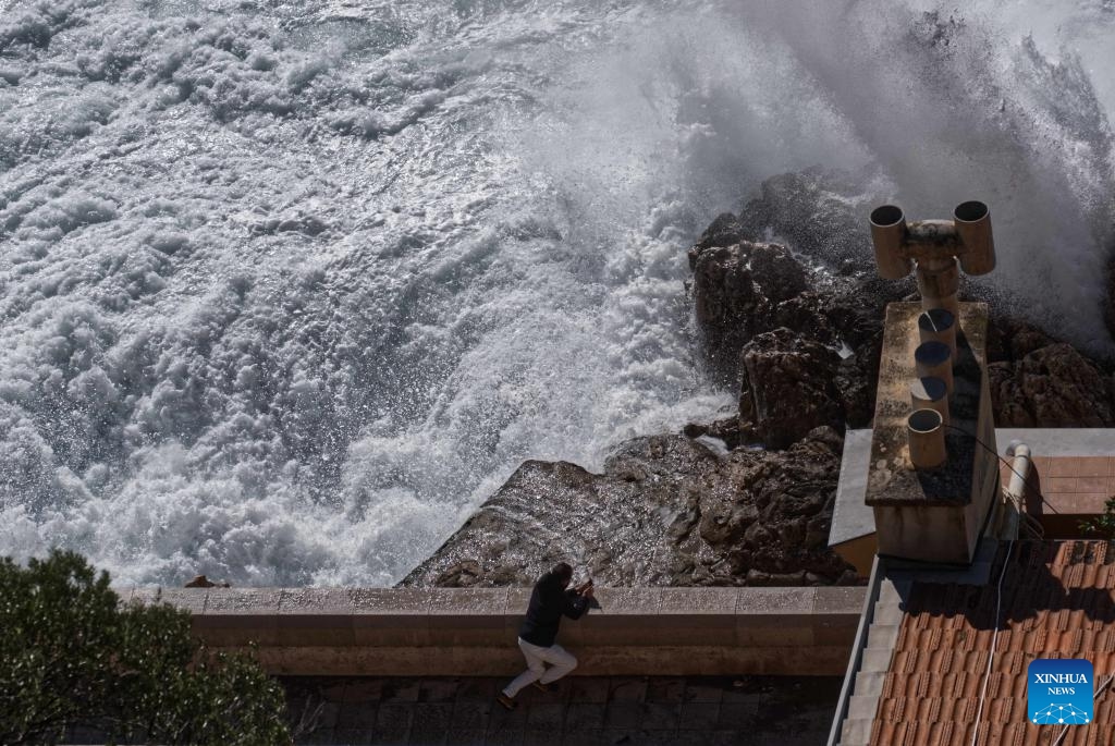 People watch huge waves along the coast in Nice, southern France, Nov. 5, 2023.(Photo: Xinhua)