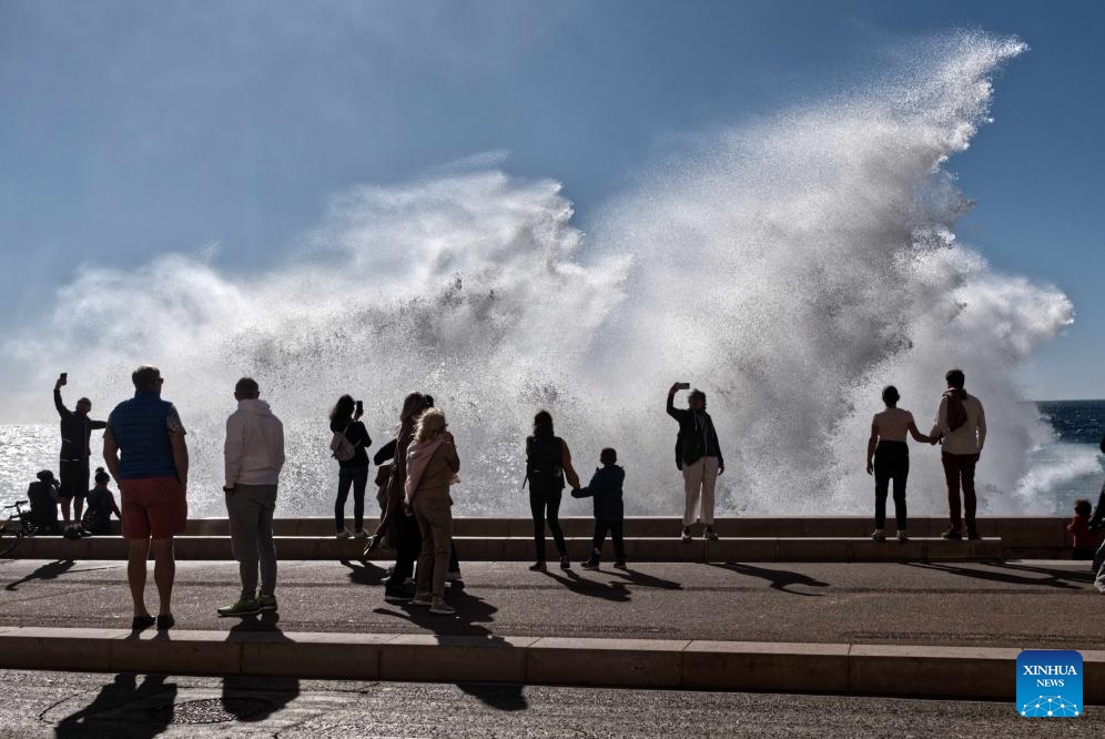 People watch huge waves along the coast in Nice, southern France, Nov. 5, 2023.(Photo: Xinhua)