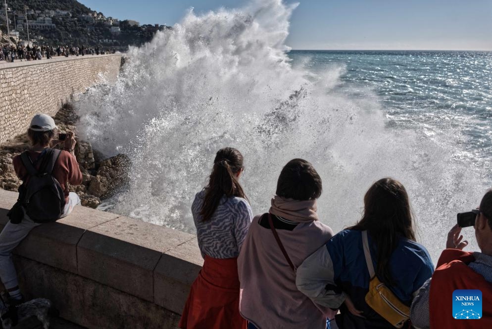 People watch huge waves along the coast in Nice, southern France, Nov. 5, 2023.(Photo: Xinhua)