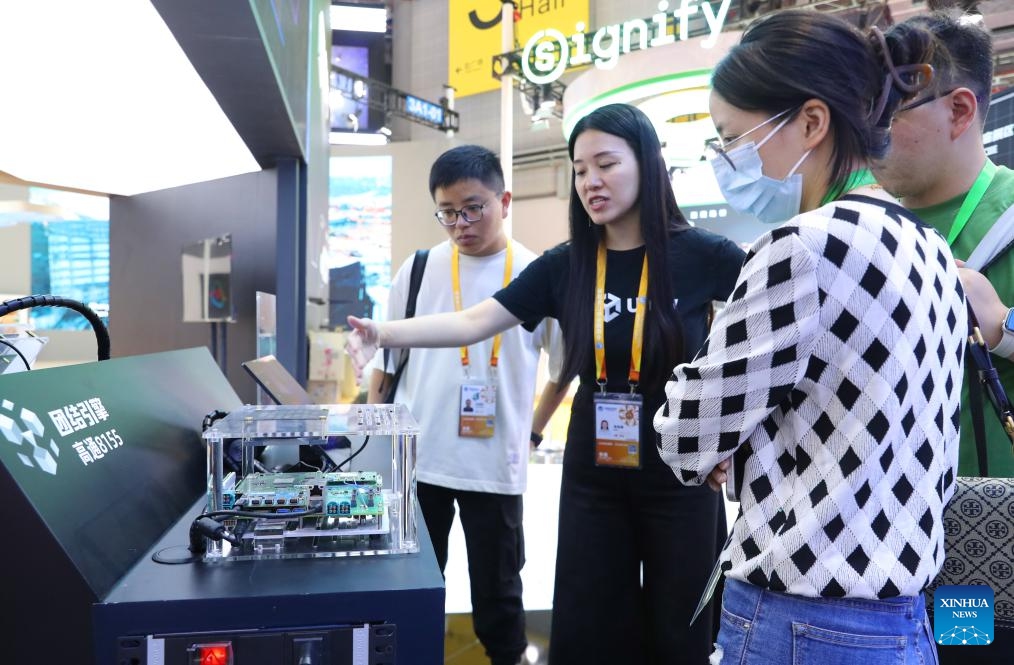 Visitors look at Unity's automotive solutions at the 6th China International Import Expo (CIIE) in east China's Shanghai, Nov. 5, 2023. The 6th China International Import Expo kicked off here on Sunday, with many cutting-edge technologies and new products making their debuts at the event.(Photo: Xinhua)