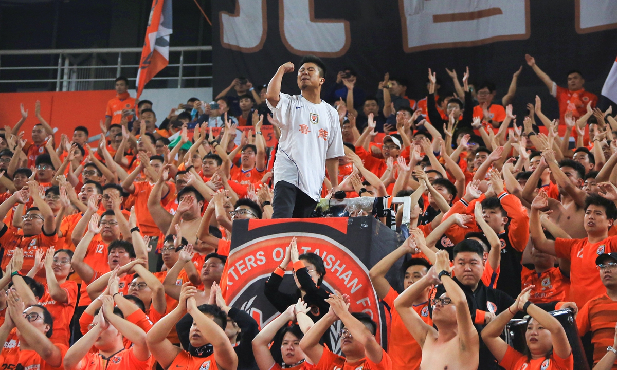Fans of Chinese soccer club Shandong Taishan show their support for the team during their Asian Champions League match against South Korea's Incheon in Jinan, East China's Shandong Province, on November 7, 2023. The Chinese team won 3-1 and now leads their group with two matches left in the group stage. Photo: VCG