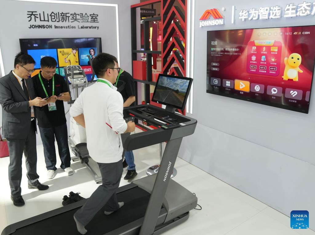 A visitor tries Johnson's treadmill at the 6th China International Import Expo (CIIE) in east China's Shanghai, Nov. 5, 2023. The 6th China International Import Expo kicked off here on Sunday, with many cutting-edge technologies and new products making their debuts at the event.(Photo: Xinhua)