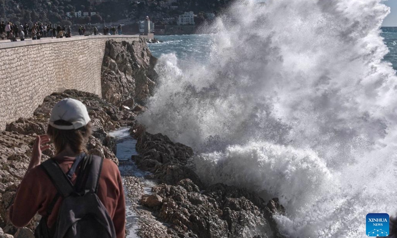 People watch huge waves along the coast in Nice, southern France, Nov. 5, 2023.(Photo: Xinhua)
