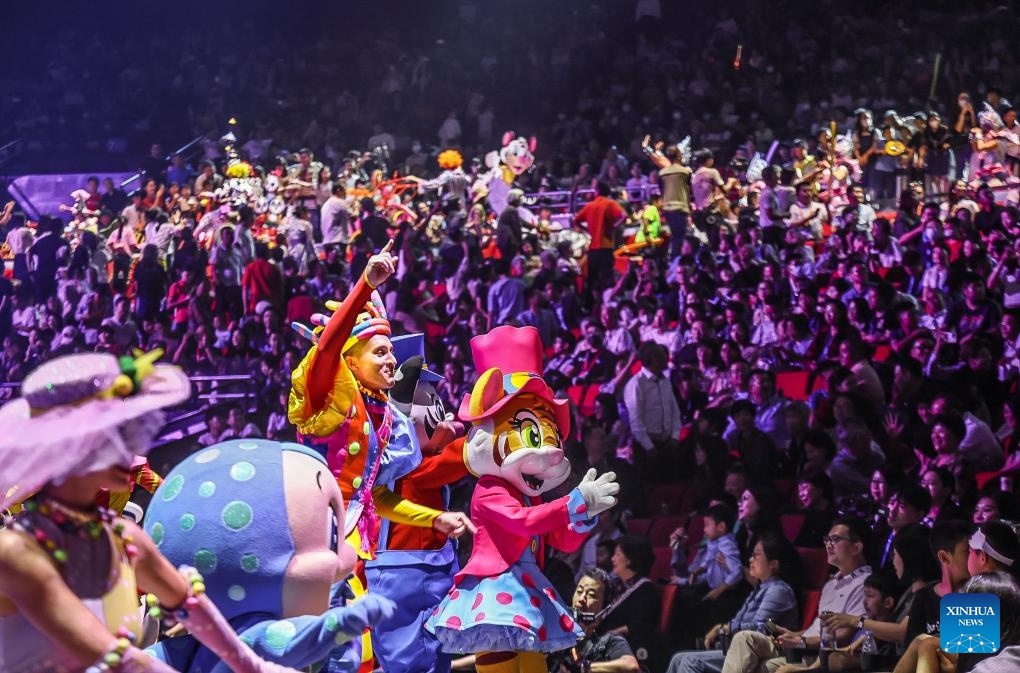 Acrobats interact with the audience at the opening ceremony of the 7th China International Circus Festival in Zhuhai, south China's Guangdong Province, Nov. 4, 2023. Nearly 200 acrobats from 18 countries and regions participated in the event.(Photo: Xinhua)