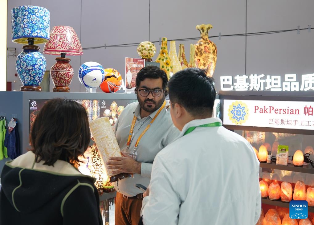 An exhibitor displays a lamp at a booth of Pakistan at the 6th China International Import Expo (CIIE) in east China's Shanghai, Nov. 7, 2023.(Photo: Xinhua)