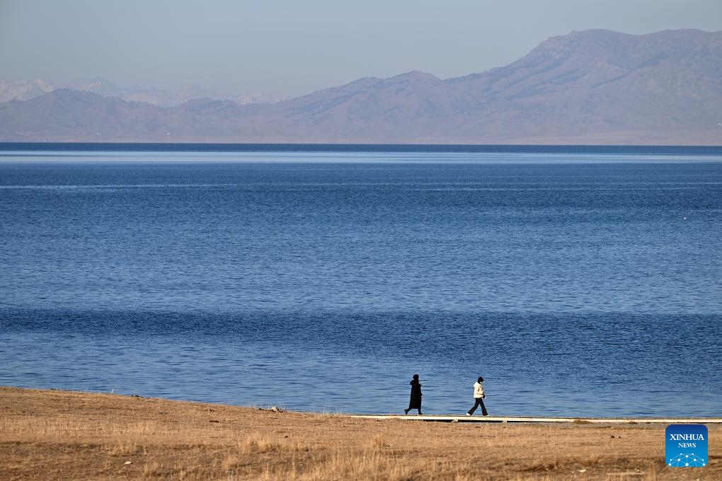 Tourists visit Sayram Lake in Bortala Mongolian Autonomous Prefecture, northwest China's Xinjiang Uygur Autonomous Region, Nov. 6, 2023. Sayram Lake is the largest and highest alpine lake in Xinjiang.(Photo: Xinhua)