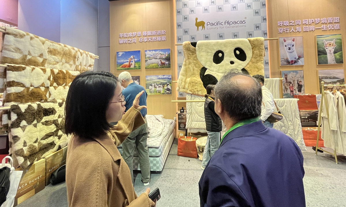 Customers browse goods at booth of Pacific Alpaca Home Textile Group at the CIIE on November 8, 2023. Photo: Chu Daye/GT