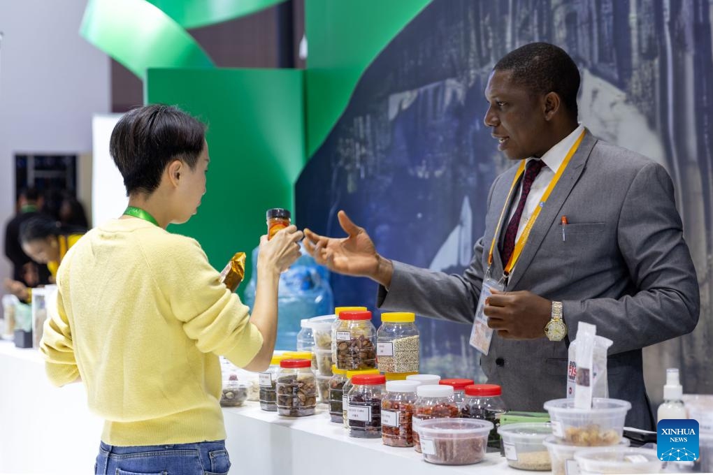 An exhibitor introduces products at a booth of Nigeria at the 6th China International Import Expo (CIIE) in east China's Shanghai, Nov. 7, 2023.(Photo: Xinhua)