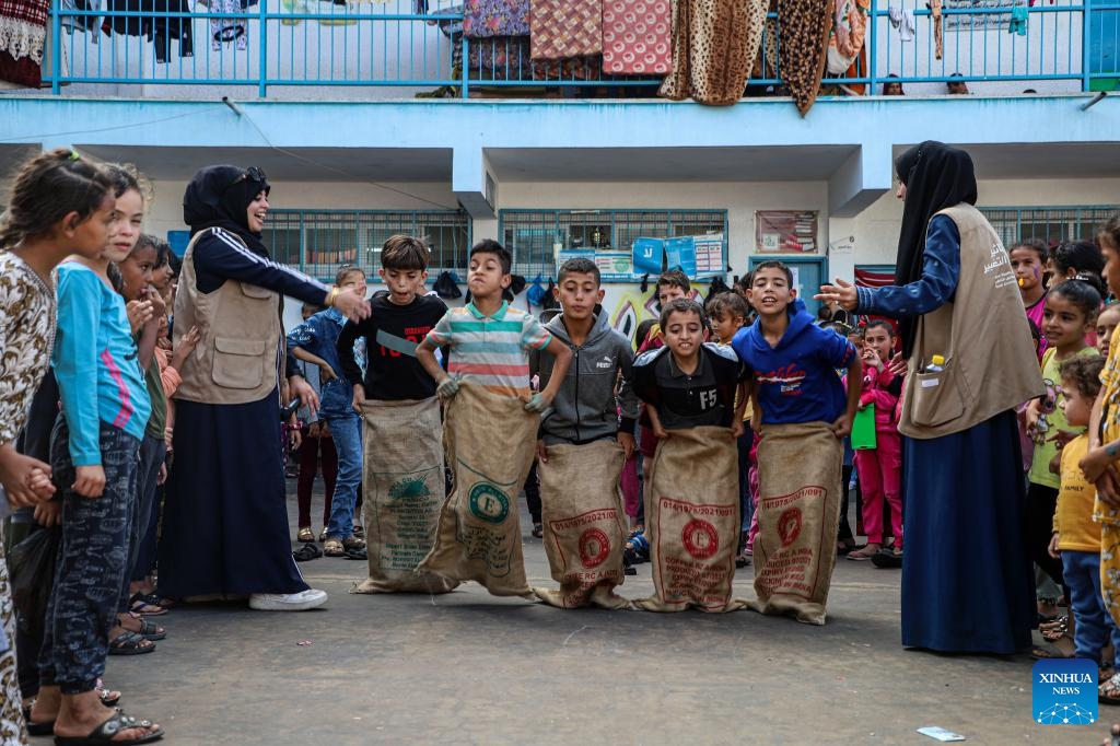 Volunteers play games with children during a psychological stimulation and relief activity at a school affiliated to the United Nations Relief and Works Agency for Palestine Refugees (UNRWA) in the southern Gaza Strip city of Khan Younis, Nov. 8, 2023.(Photo: Xinhua)