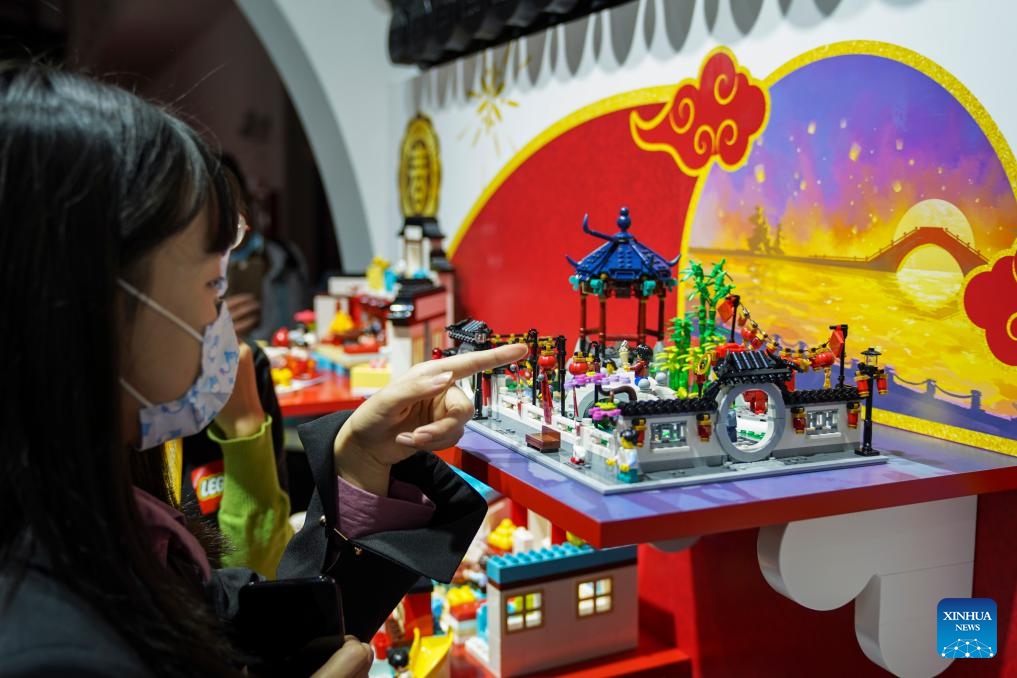 A visitor views the model of a Chinese-style courtyard built with LEGO bricks at the booth of Danish toy giant LEGO Group during the third China International Import Expo (CIIE) in Shanghai, east China, Nov. 8, 2020. The LEGO Group has participated in the CIIE for six consecutive years. The Danish toy giant released four new toy sets on Monday during the sixth CIIE.(Photo: Xinhua)