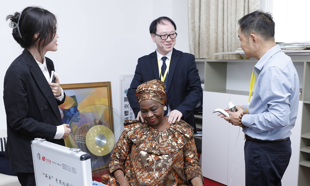 The embassy diplomat experiences TCM skills. Photo: Courtesy of the Nigerian Embassy in China