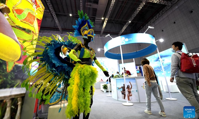 People visit the booth of the Bahamas at the 6th China International Import Expo (CIIE) in east China's Shanghai, Nov. 8, 2023. Besides business opportunities, the ongoing expo in Shanghai also provides a stage for exhibitors from different countries and regions to showcase their unique culture to the world.(Photo: Xinhua)