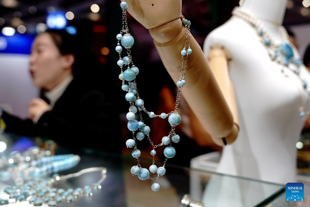 This photo taken on Nov. 8, 2023 shows a necklace displayed at the booth of Dominican Republic during the 6th China International Import Expo (CIIE) in east China's Shanghai. Besides business opportunities, the ongoing expo in Shanghai also provides a stage for exhibitors from different countries and regions to showcase their unique culture to the world.(Photo: Xinhua)