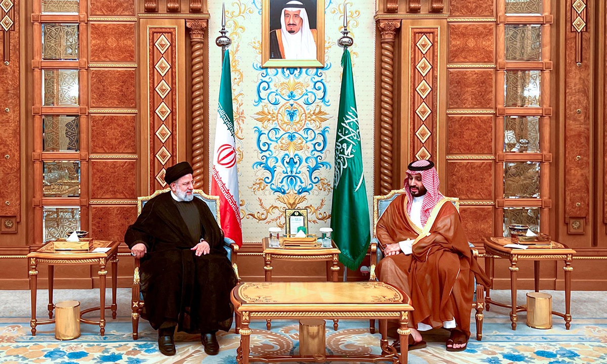 This handout picture provided by the Iranian Presidency on November 11, 2023, shows Saudi Crown Prince Mohammed bin Salman (right) meeting with Iranian President Ebrahim Raisi during an emergency meeting of the Arab League and the Organisation of Islamic Cooperation, in Riyadh. The two countries announced the resumption of diplomatic ties on April 6, 2023, under China's mediation. Raisi's trip marks the first visit by an Iranian president to Saudi Arabia since 2012. Photo: VCG