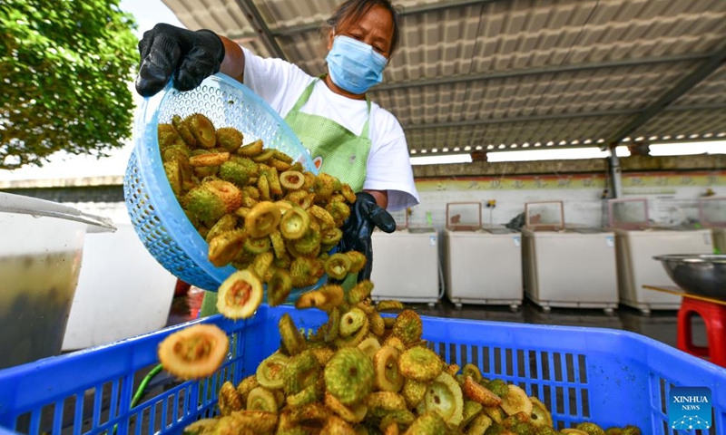 A worker washes Cili fruit slices in Gujiao Town of Longli County, southwest China's Guizhou Province, Aug. 18, 2021. (Photo: Xinhua)
