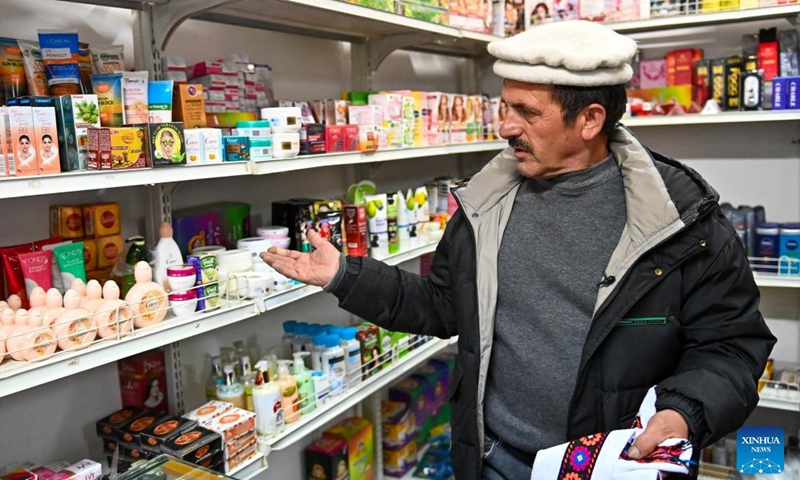 A Pakistani merchant introduces commodities that he imported through the Khunjerab Pass in Taxkorgan Tajik Autonomous County, northwest China's Xinjiang Uygur Autonomous Region, Nov. 5, 2023. (Photo: Xinhua)