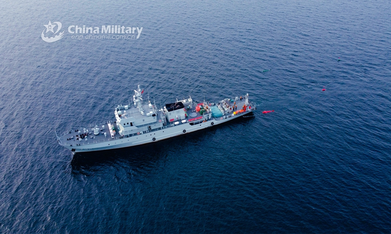 A minesweeper attached to a naval group under the PLA Northern Theater Command places mine-sweeping devices during a maritime combat training exercise on October 23, 2023. (Photo:eng.chinamil.com.cn)