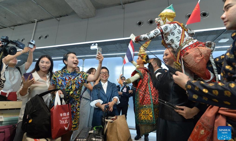 Staff members welcome Chinese tourists at Suvarnabhumi airport in Bangkok, Thailand, Sept. 25, 2023. Thailand extended a warm welcome to the first batch of visa-exempt flights from China on Monday, marking the launch of the nation's fresh initiative to reinvigorate its Chinese tourist market. Photo: Xinhua