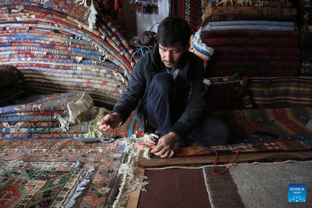A man weaves a carpet in Kabul, Afghanistan, Nov. 8, 2023.(Photo: Xinhua)