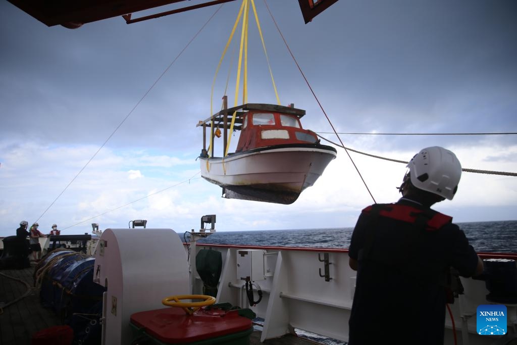 Members of China's 40th Antarctic expedition team transfer the rescued fishing boat to China's research icebreaker Xuelong 2, aboard Xuelong 2 on Nov. 11, 2023.(Photo: Xinhua)