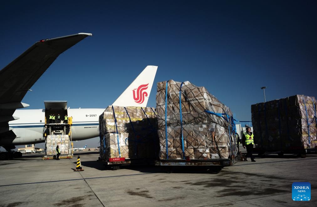 Staff members load cargo onto an aircraft at the Taoxian international airport in Shenyang, northeast China's Liaoning Province, Nov. 13, 2023. An e-commerce air cargo route linking Shenyang, capital of northeast China's Liaoning Province, and Chicago of the United States was opened Monday.(Photo: Xinhua)