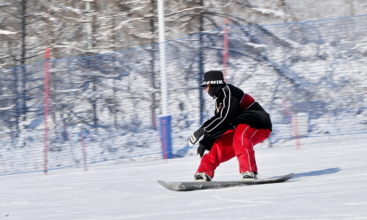 A citizen enjoys snowboarding in Changchun, Northeast China's Jilin Province. Photo: VCG