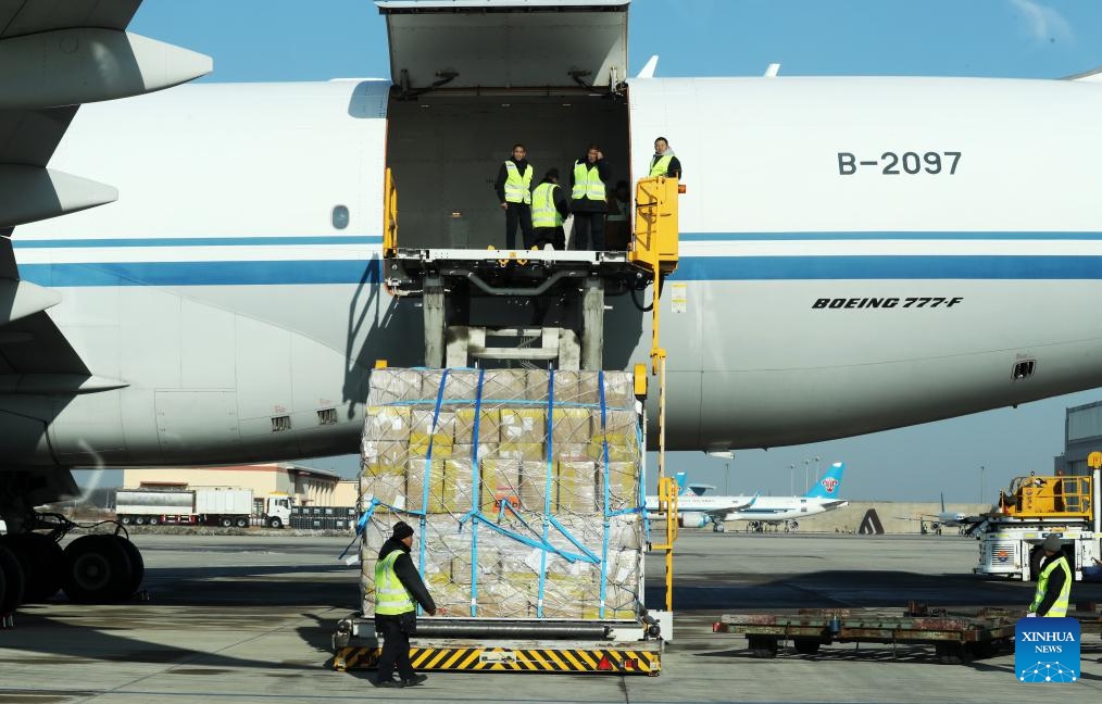 Staff members load cargo onto an aircraft at the Taoxian international airport in Shenyang, northeast China's Liaoning Province, Nov. 13, 2023. An e-commerce air cargo route linking Shenyang, capital of northeast China's Liaoning Province, and Chicago of the United States was opened Monday.(Photo: Xinhua)