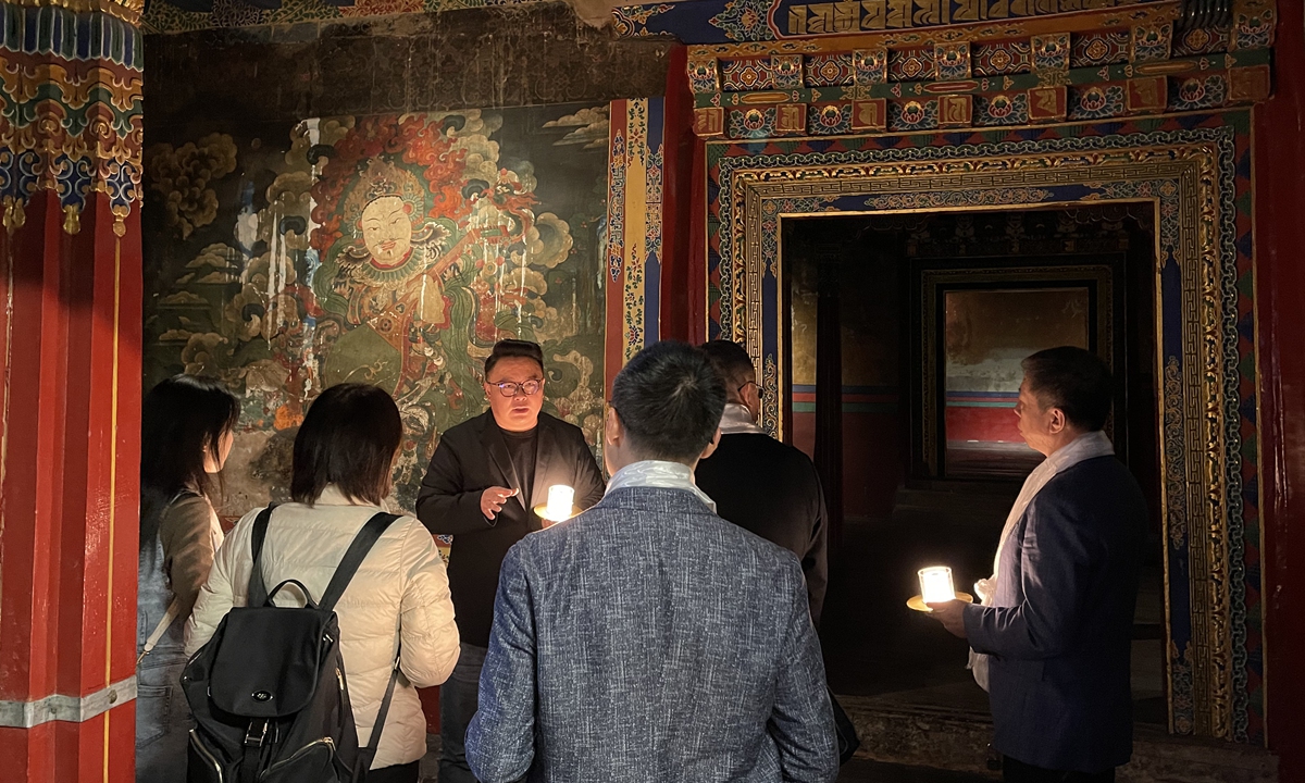 Fang Kun, founder of the Jebum-Gang Art Center, introduces wall paintings to visitors to the center. Photo: Courtesy of the Jebum-Gang Art Center