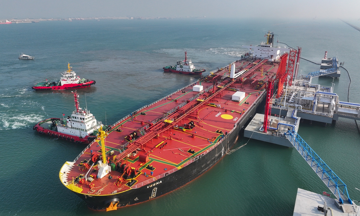 In Dongying, Shandong Province, the Belize-registered tanker Vesna from Singapore, loaded with more than 96,000 tons of crude oil with a total value of about 800 million yuan, slowly docks at Dongying Port on November 15, 2023. Photo: VCG
