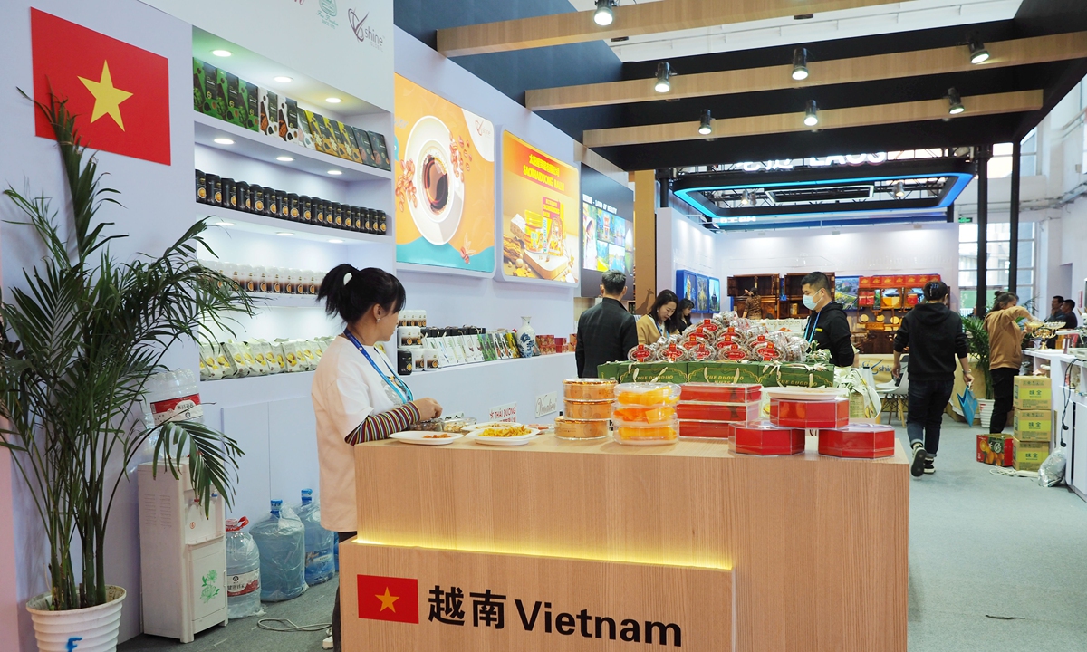 Visitors choose goods at the Vietnam booth at the China International Supply Chain Expo held in Beijing, on November 28, 2023. Photo: IC