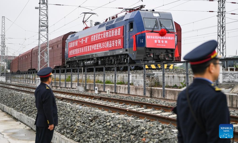 This photo taken on Nov. 14, 2023 shows a JSQ freight train departing at Langantan Station in Yongchuan District of southwest China's Chongqing. The first JSQ freight train from Yongchuan District of southwest China's Chongqing directly to Europe departed on Tuesday. The train is loaded with 232 vehicles manufactured by Great Wall Motors in Yongchuan, with a total value of about 42 million yuan (about 5.76 million U.S. dollars).(Photo: Xinhua)