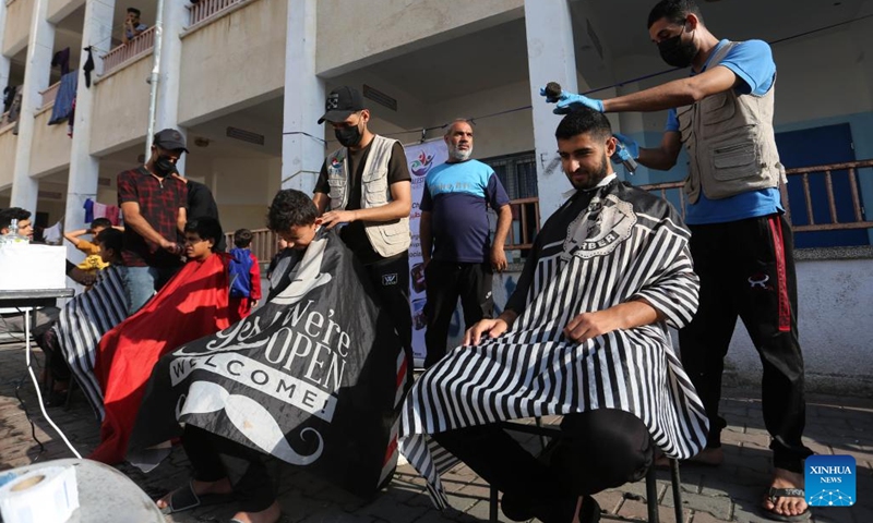 Volunteers give haircuts for people displaced in Hamas-Israel conflict, in the southern Gaza Strip city of Rafah, on Nov. 14, 2023.(Photo: Xinhua)