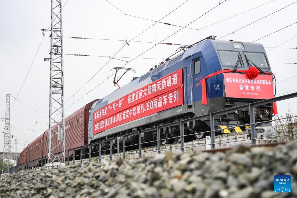 This photo taken on Nov. 14, 2023 shows a JSQ freight train preparing to depart at Langantan Station in Yongchuan District of southwest China's Chongqing. The first JSQ freight train from Yongchuan District of southwest China's Chongqing directly to Europe departed on Tuesday. The train is loaded with 232 vehicles manufactured by Great Wall Motors in Yongchuan, with a total value of about 42 million yuan (about 5.76 million U.S. dollars).(Photo: Xinhua)